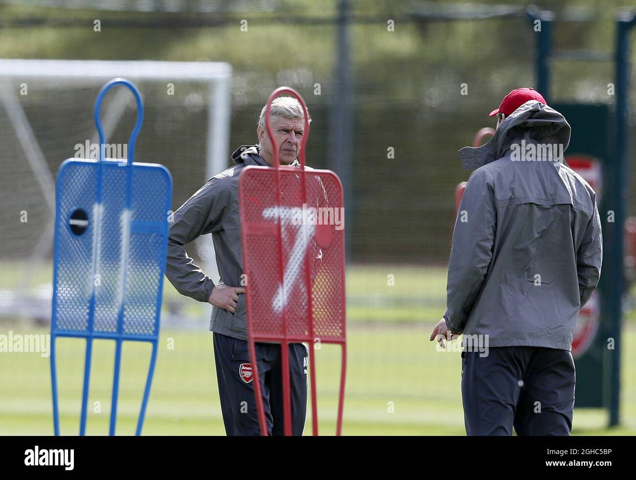 Arsenal's Arsene Wenger speaks to Jens Lehmann during the training session at the Arsenal Training Centre, London Colney. Picture date: 25th April 2018. Picture credit should read: David Klein/Sportimage via PA Images Stock Photo