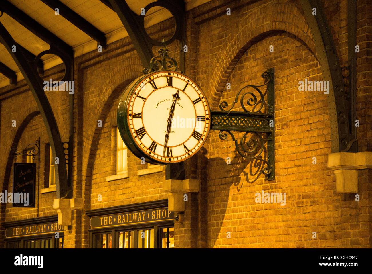 Kings Cross station clock Harry Potter Stock Photo Alamy