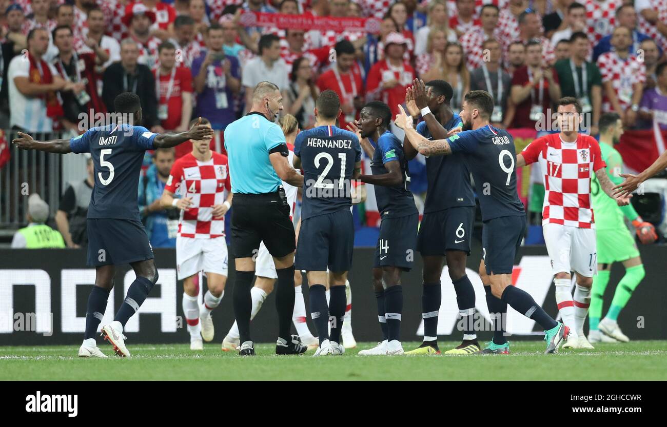 French players clean handball with referee Nestor Pitana during the FIFA World Cup 2018 Final at the Luzhniki Stadium, Moscow. Picture date 15th July 2018. Picture credit should read: David Klein/Sportimage via PA Images Stock Photo