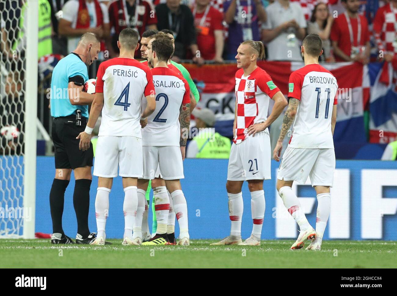 Croatian players discuss the awarding of a penalty with referee Nestor Pitana during the FIFA World Cup 2018 Final at the Luzhniki Stadium, Moscow. Picture date 15th July 2018. Picture credit should read: David Klein/Sportimage via PA Images Stock Photo