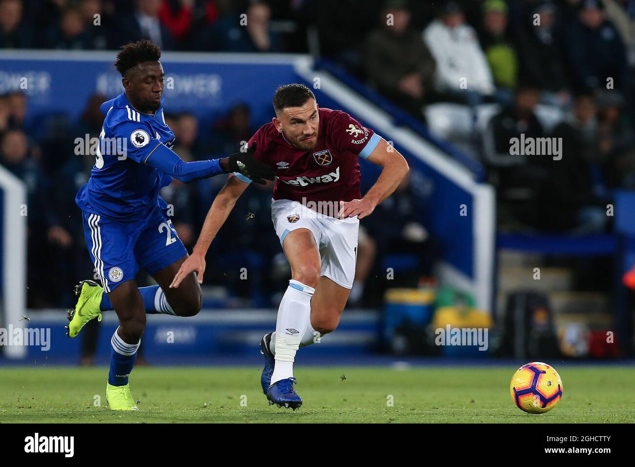 Robert Snodgrass (r) of West Ham United runs away from Wilfred Ndidi of Leicester City during the Premier League match at the King Power Stadium, Leicester. Picture date: 27th October 2018. Picture credit should read: James Wilson/Sportimage via PA Images Stock Photo