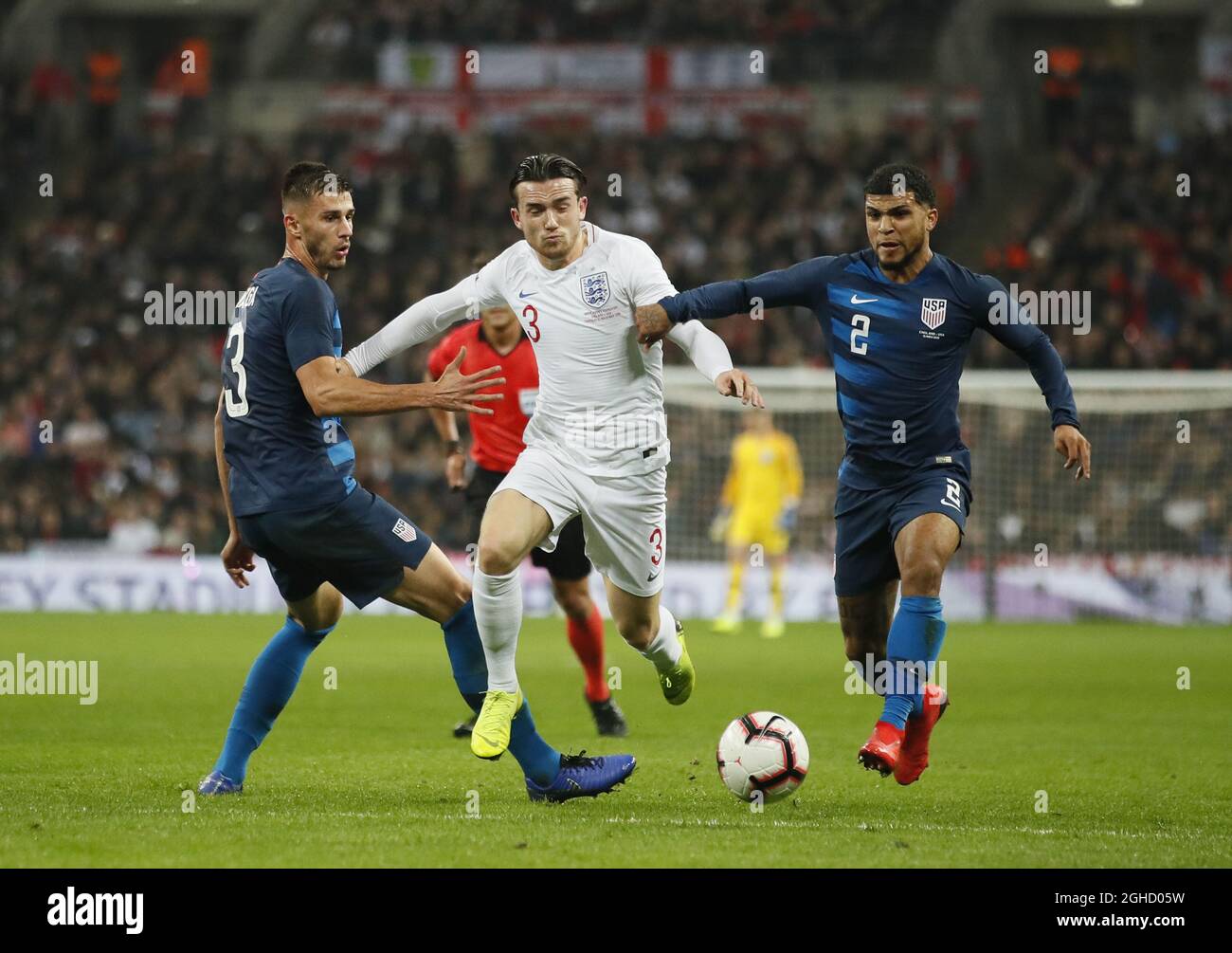 Ben Chilwell of England bursts through Matthew Miazga and DeAndre Yedlin of USA during the Friendly International match at Wembley Stadium, London. Picture date: 15th November 2018. Picture credit should read: David Klein/Sportimage via PA Images Stock Photo