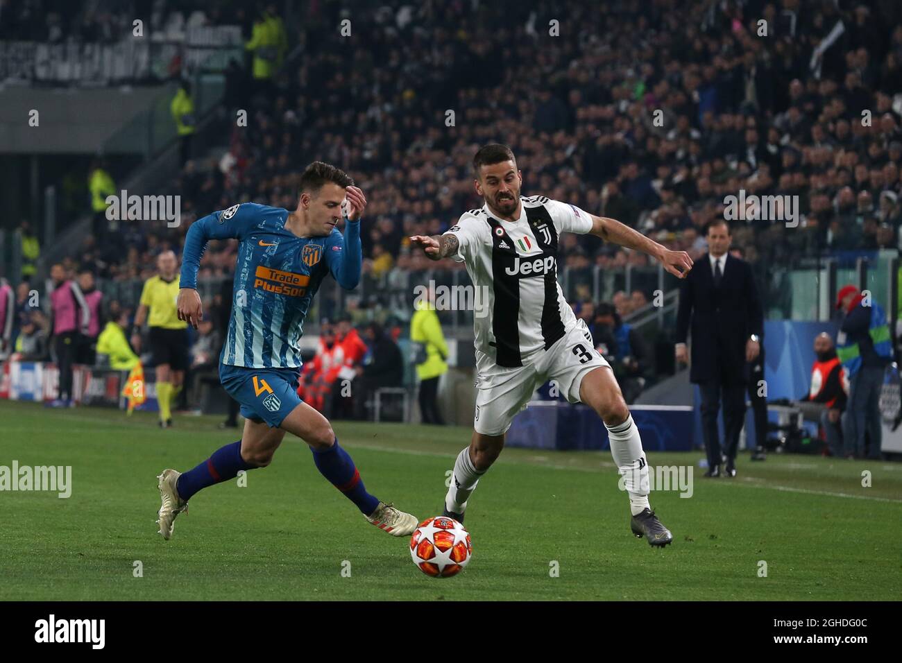 Santiago Arias of Atletico Madrid and Leonardo Spinazzola of Juventus during the UEFA Champions League Round of 16 match at the Allianz Stadium, Turin, Italy. Picture date 12th March 2019. Picture credit should read: Jonathan Moscrop/Sportimage via PA Images Stock Photo