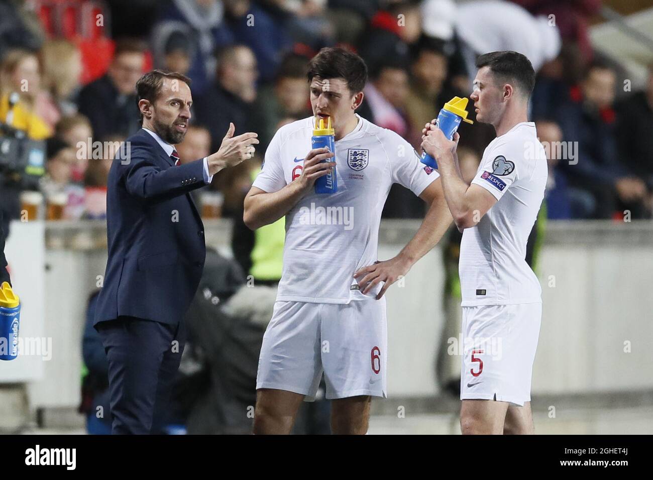 Gareth Southgate manager of England talks to Harry Maguire and Michael Keane of England during the UEFA Euro 2020 Qualifying match at the Sinobo Stadium, Prague. Picture date: 11th October 2019. Picture credit should read: David Klein/Sportimage via PA Images Stock Photo