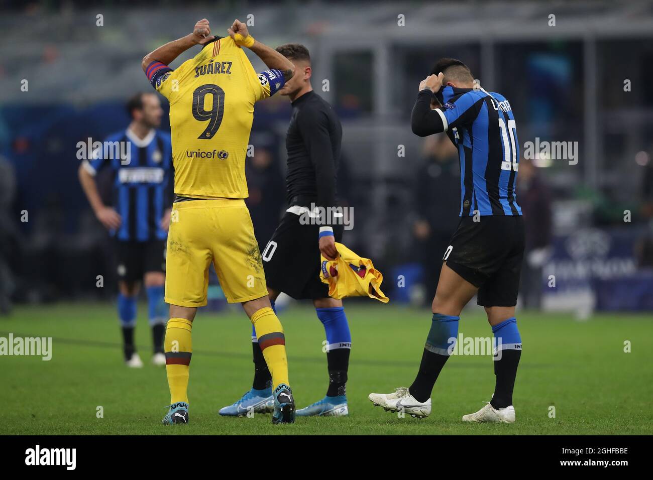 Milan, Italy. 1st January, 2019. Milan, Inter and Juventus t-shirts and  gadgets for sale at a street vendor in front of the San Siro stadium, on  January 01 2019 Credit: Mairo Cinquetti/Alamy