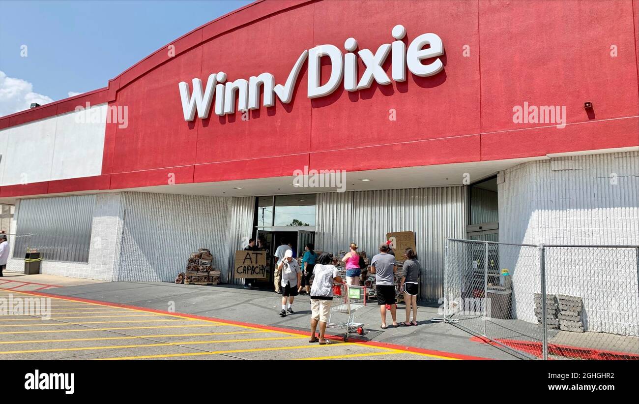 Chalmette, United States Of America. 05th Sep, 2021. Chalmette, United States of America. 05 September, 2021. People wait in line to shop at Winn Dixie grocery store after workers complete power restoration in the aftermath of Hurricane Ida September 5, 2021 in Chalmette, Louisiana. Credit: John Mills/FEMA/Alamy Live News Stock Photo