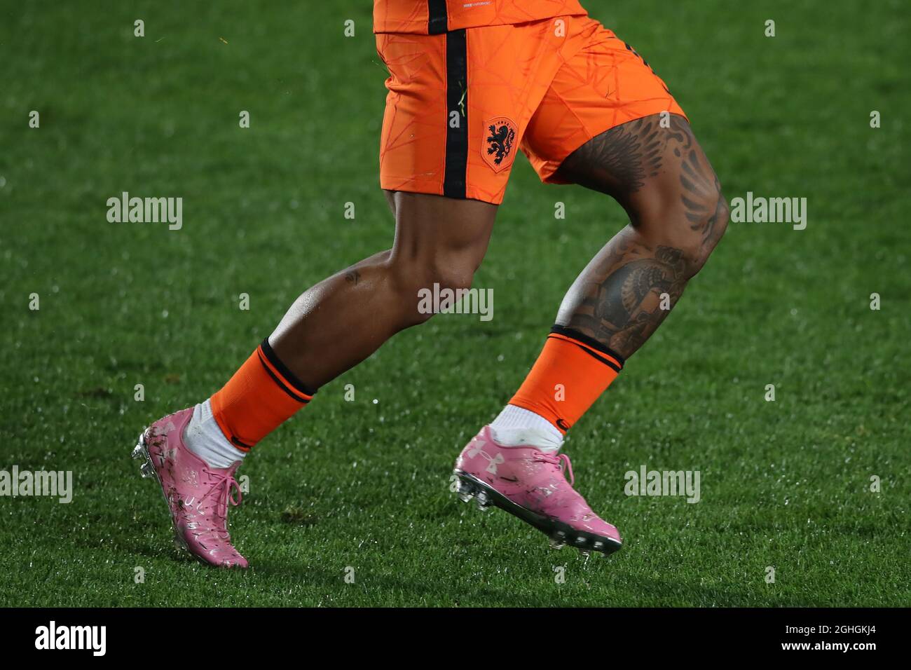 Por lo tanto matar contar Memphis Depay of Netherlands' pink under armour boots and tattooed leg  during the UEFA Nations League match at Atalanta Stadium, Bergamo. Picture  date: 14th October 2020. Picture credit should read: Jonathan  Moscrop/Sportimage