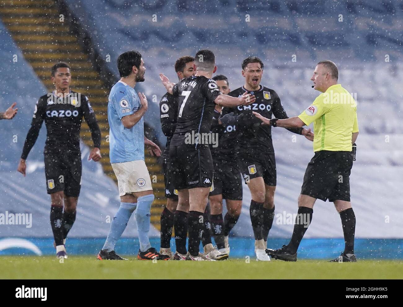 Aston Villa players surround referee Geoff Moss to complain about the goal during the Premier League match at the Etihad Stadium, Manchester. Picture date: 20th January 2021. Picture credit should read: Andrew Yates/Sportimage via PA Images Stock Photo