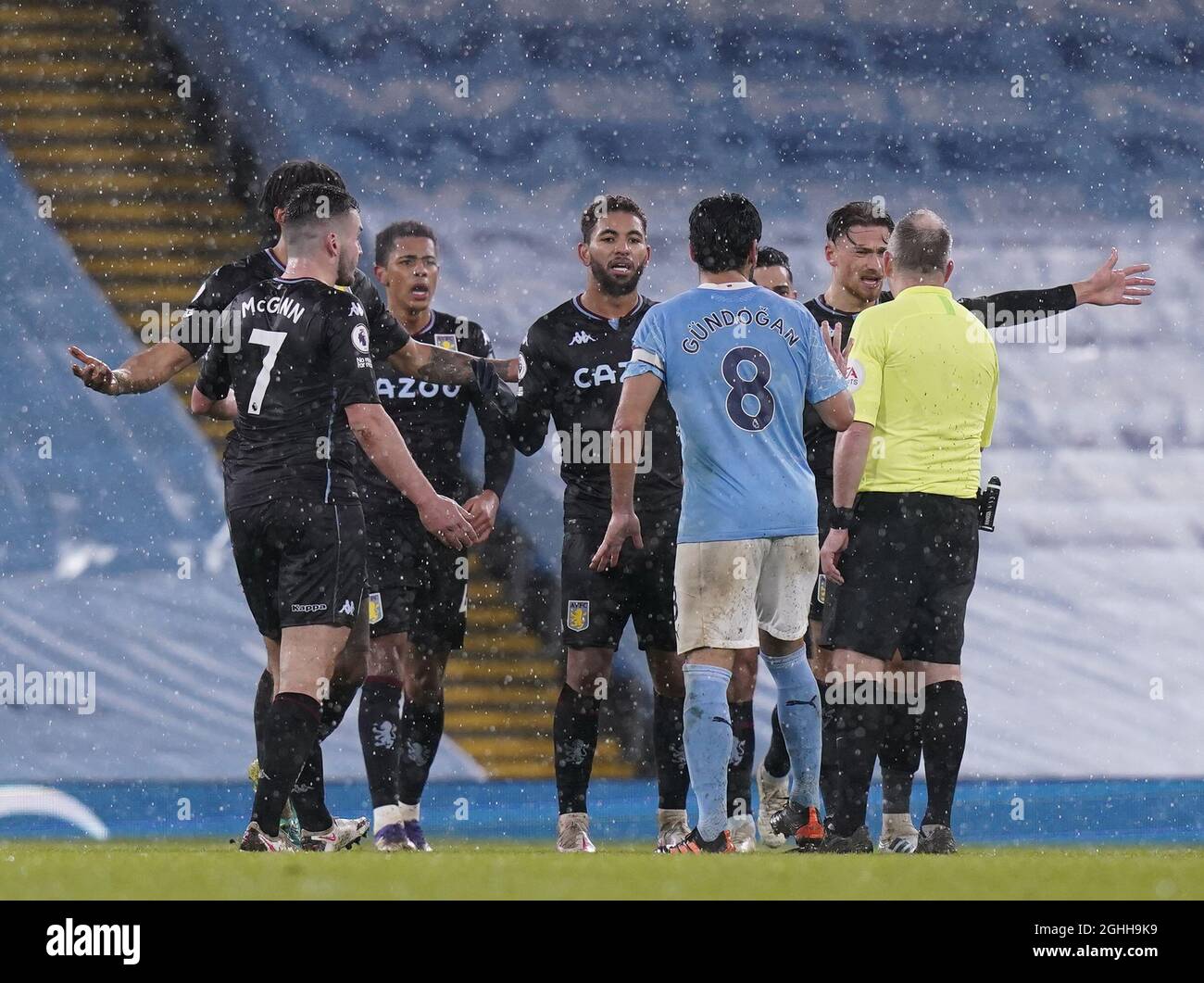 Aston Villa players surround referee Geoff Moss to complain about the goal during the Premier League match at the Etihad Stadium, Manchester. Picture date: 20th January 2021. Picture credit should read: Andrew Yates/Sportimage via PA Images Stock Photo