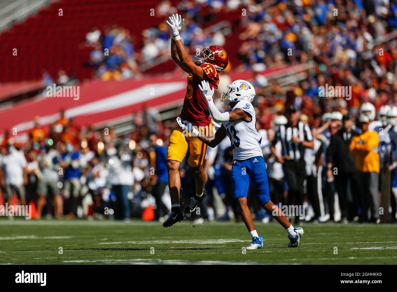 southern-california-trojans-wide-receiver-drake-london-15-attempts-a-catch-over-san-jose-state-spartans-cornerback-nehemiah-shelton-23-during-a-nc-2GHHKK0.jpg