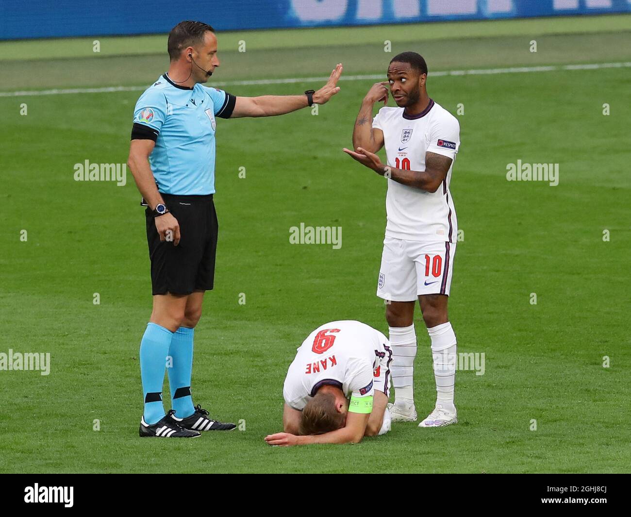 London, England, 22nd June 2021. Harry Kane of England goes down injured while Raheem Sterling of England tells the referral Artur Dias to keep an eye out during the UEFA European Championships match at Wembley Stadium, London. Picture credit should read: David Klein / Sportimage via PA Images Stock Photo