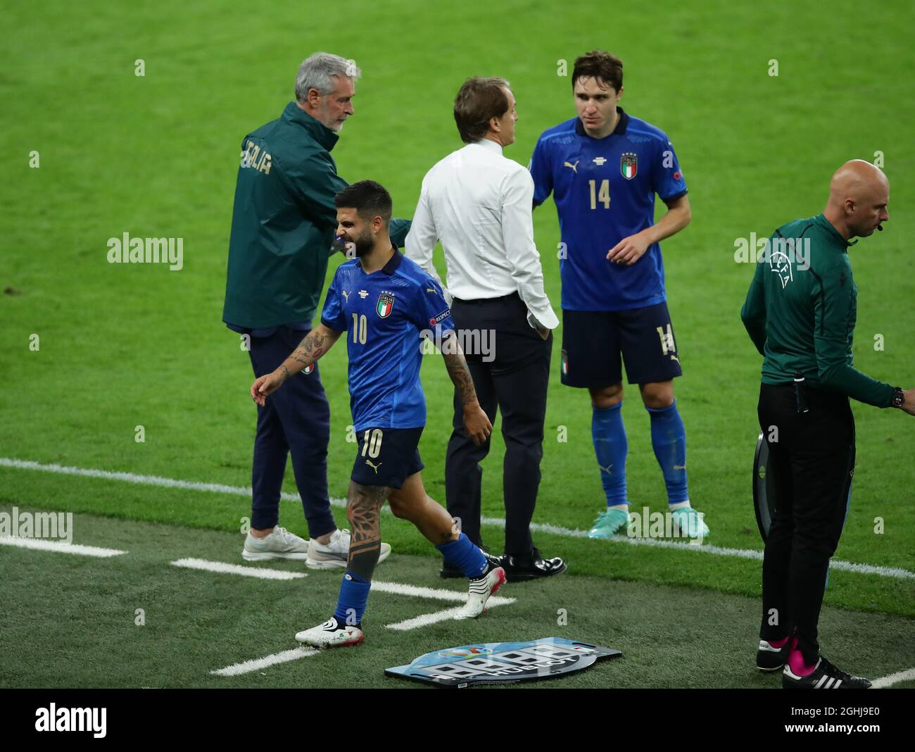 London, England, 6th July 2021. Roberto Mancini coach of Italy instructs Federico Chiesa of Italy  during the UEFA Euro 2020 match at Wembley Stadium, London. Picture credit should read: David Klein / Sportimage via PA Images Stock Photo