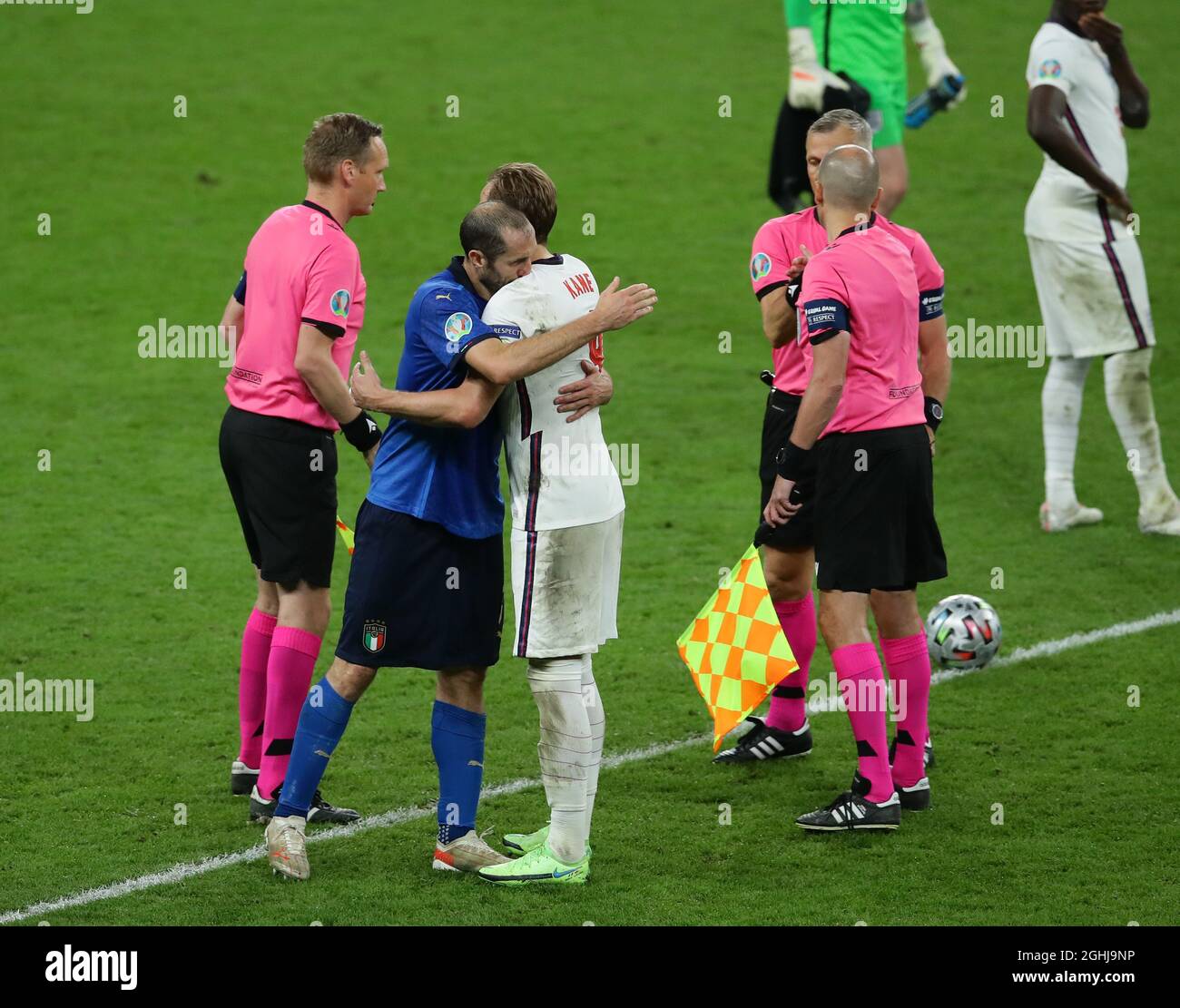 London, England, 11th July 2021. Giorgio Chiellini of Italy makes up with Harry Kane of England during the UEFA Euro 2020 final at Wembley Stadium, London. Picture credit should read: David Klein / Sportimage via PA Images Stock Photo