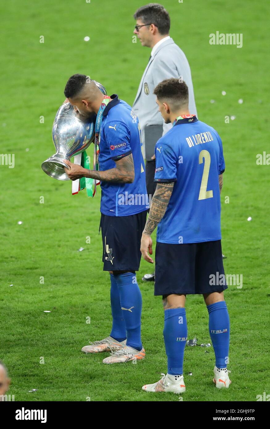 London, England, 11th July 2021. Emerson of Italy kisses the trophy during the UEFA Euro 2020 final at Wembley Stadium, London. Picture credit should read: David Klein / Sportimage via PA Images Stock Photo