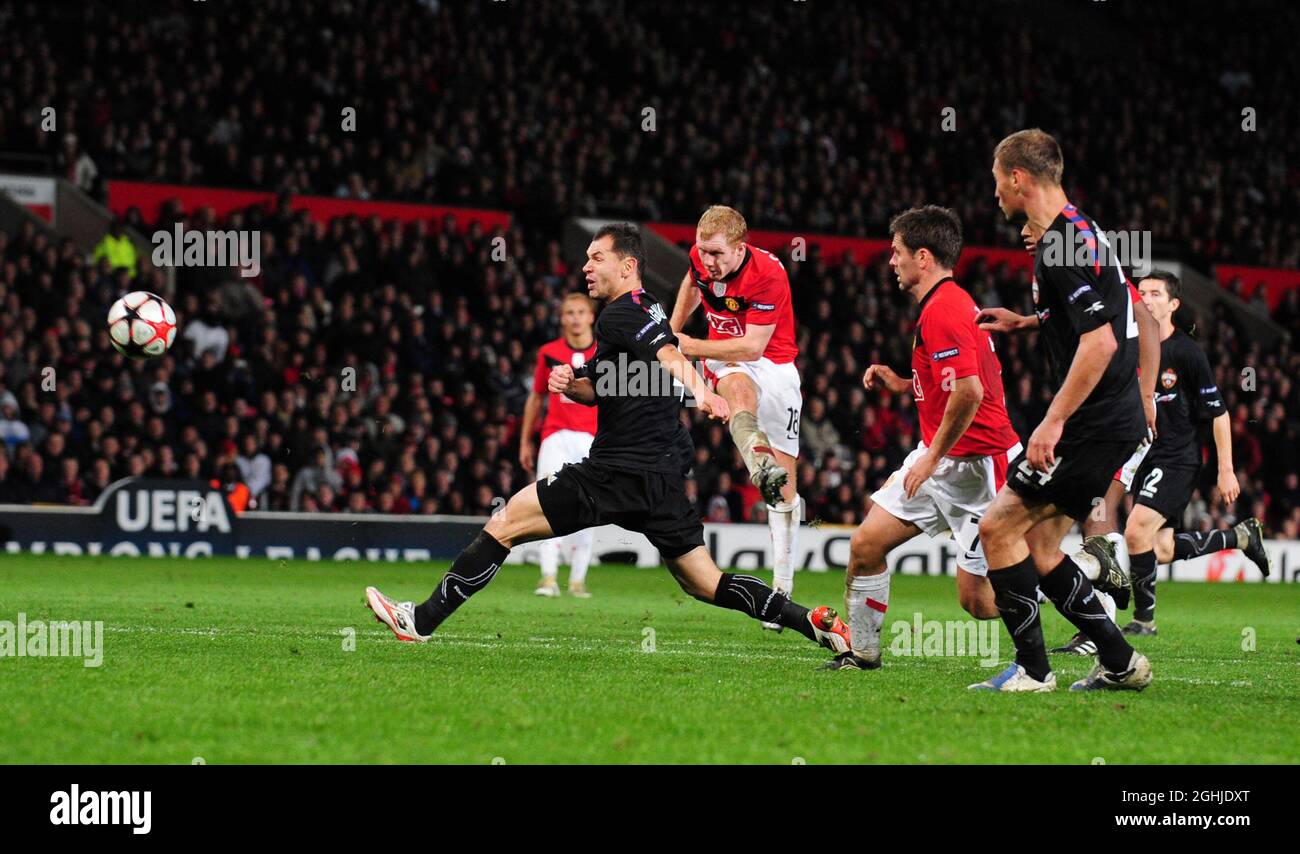 Paul Scholes of Manchester United shoots during the UEFA Champions League Group B match between Manchester United and CSKA Moscow in Old Trafford. Stock Photo