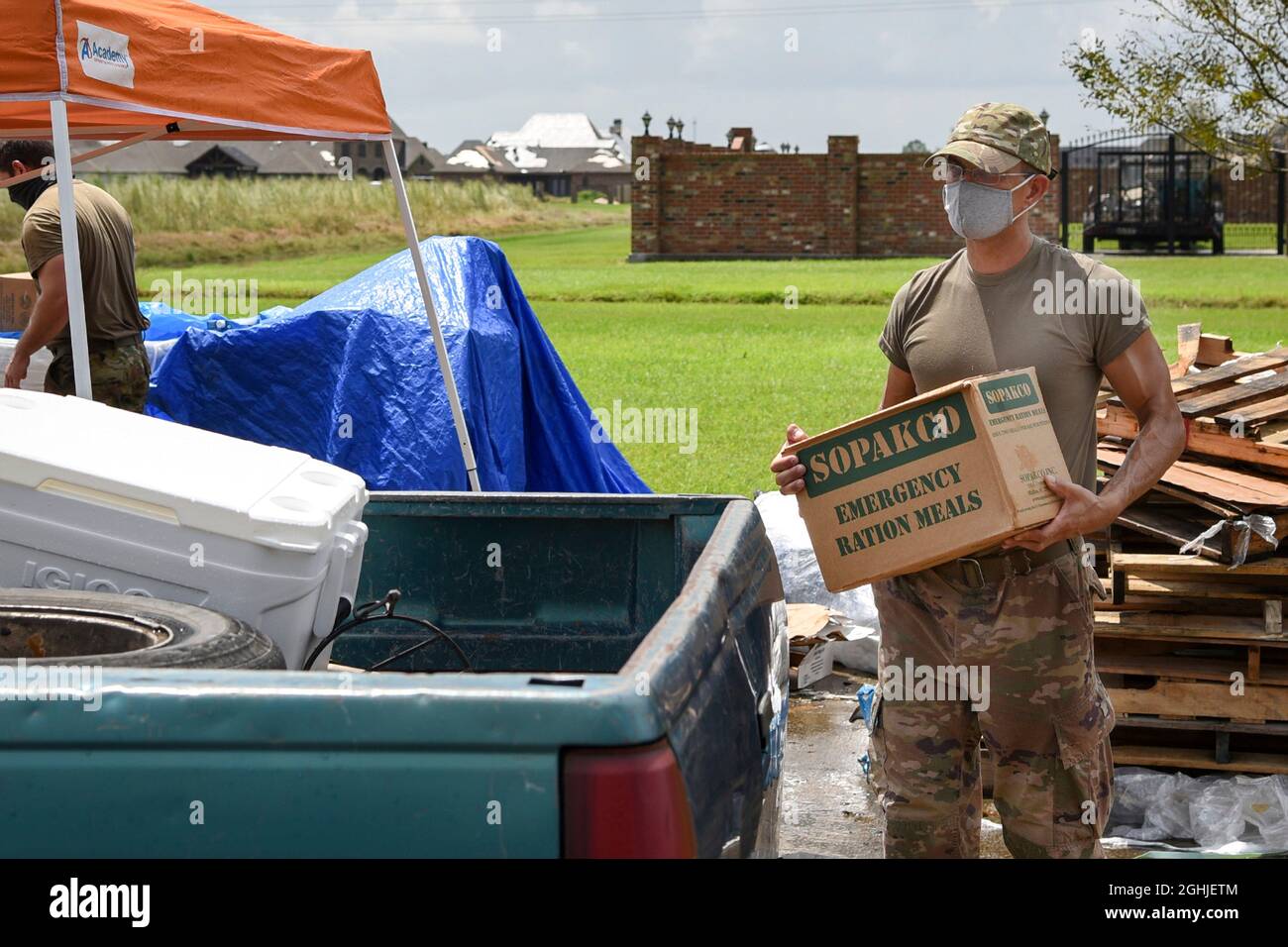 Thibodaux, United States Of America. 05th Sep, 2021. Thibodaux, United States of America. 05 September, 2021. Louisiana National Guard airman distribute ice, water, and Meals Ready-To-Eat to survivors of Hurricane Ida along Bayou Lafourche in Lafourche Parish September 5, 2021 in Thibodaux, Louisiana. Credit: SSgt. Ryan Sonnier/U.S. Army/Alamy Live News Stock Photo