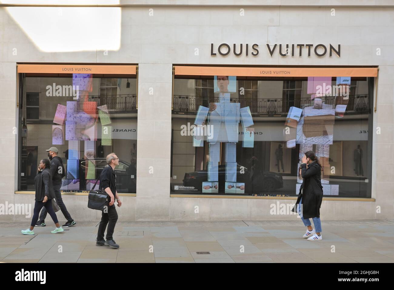 Louis Vuitton store on Regent street, London – Stock Editorial Photo ©  dutourdumonde #447364408