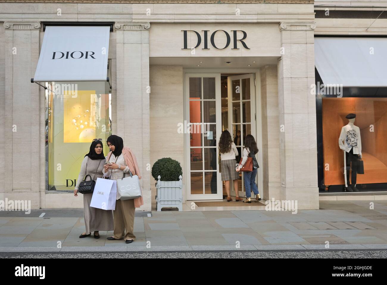 Dior store, shop exterior and people in Bond Street, Mayfair, London,  England, UK Stock Photo - Alamy