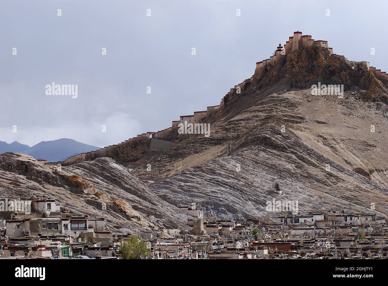 View of Gyantse Dzong and fortress wall, with the town of Gyantse in the foreground, Shigatse Prefecture, Tibet Autonomous Region Stock Photo