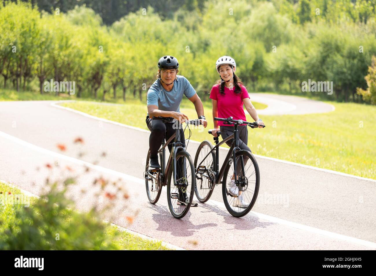 Couple riding racing bikes hi-res stock photography and images - Alamy