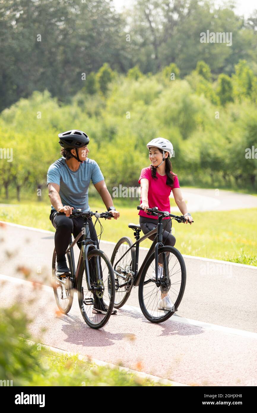 Couple riding racing bikes hi-res stock photography and images - Alamy