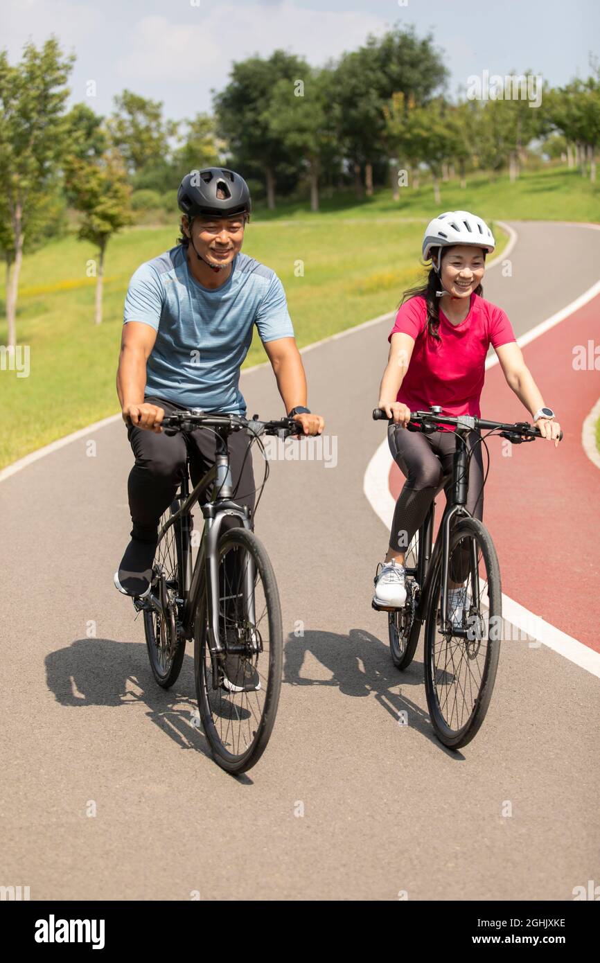 Couple riding racing bikes hi-res stock photography and images - Alamy