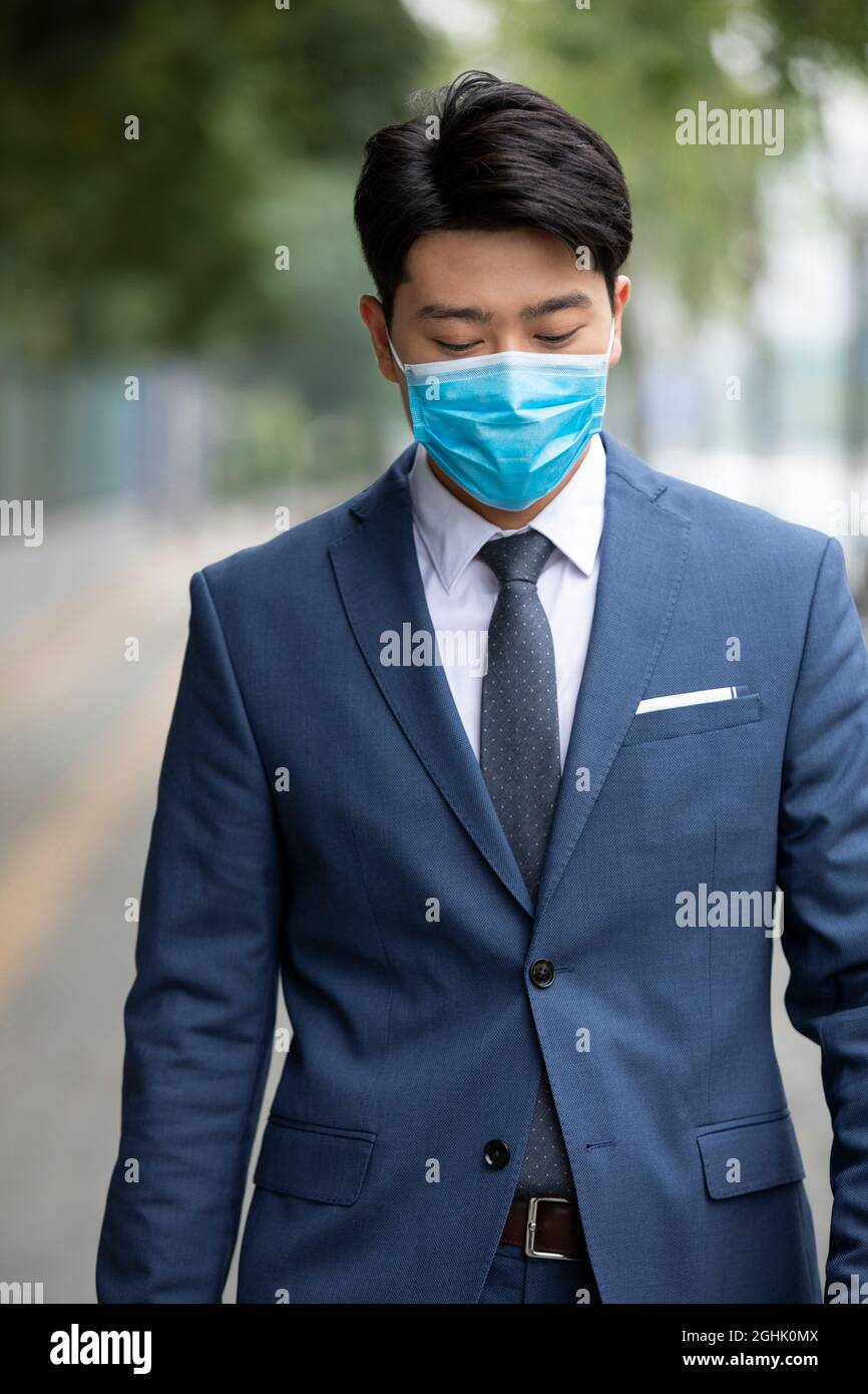 Businessman wearing surgical mask to go to work Stock Photo - Alamy