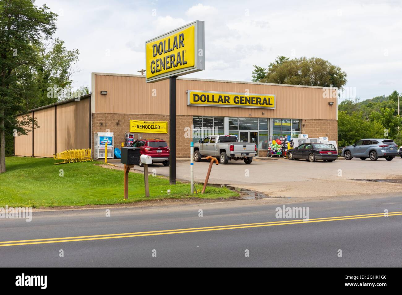 SMETHPORT, PA, USA15 AUGUST 2021 Dollar General store in downtown. Building and signs Stock