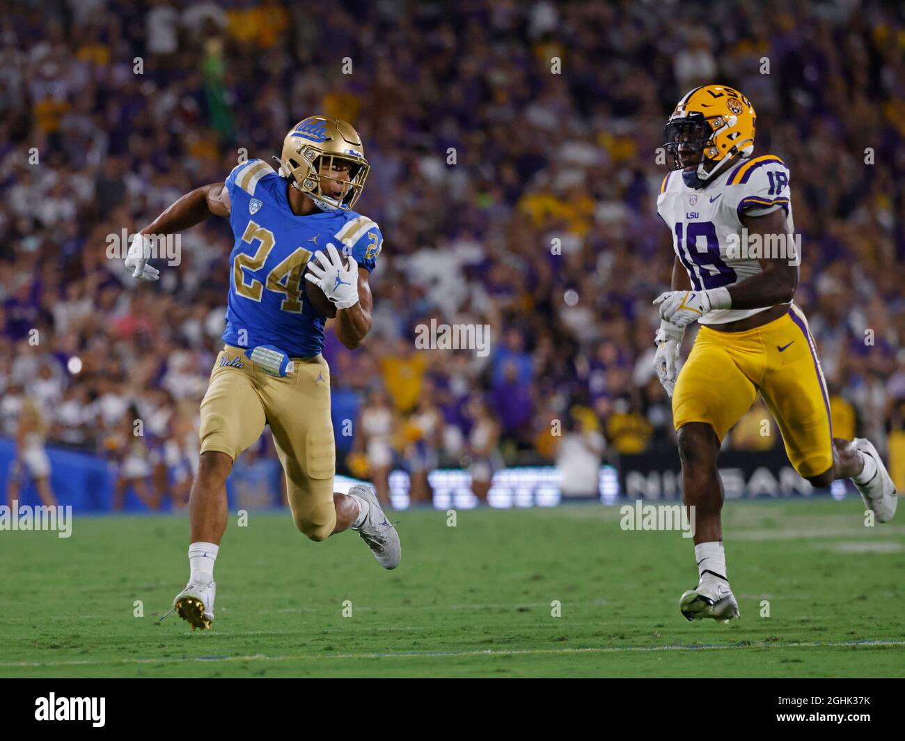 Pasadena, California, USA. 04th Sep, 2021. UCLA Bruins running back Zach Charbonnet #24 carries the ball as LSU Tigers linebacker Damone Clark #18 defends during the NCAA football game between the UCLA Bruins and the LSU Tigers at the Rose Bowl in Pasadena, California. Mandatory Photo Credit : Charles Baus/CSM/Alamy Live News Stock Photo