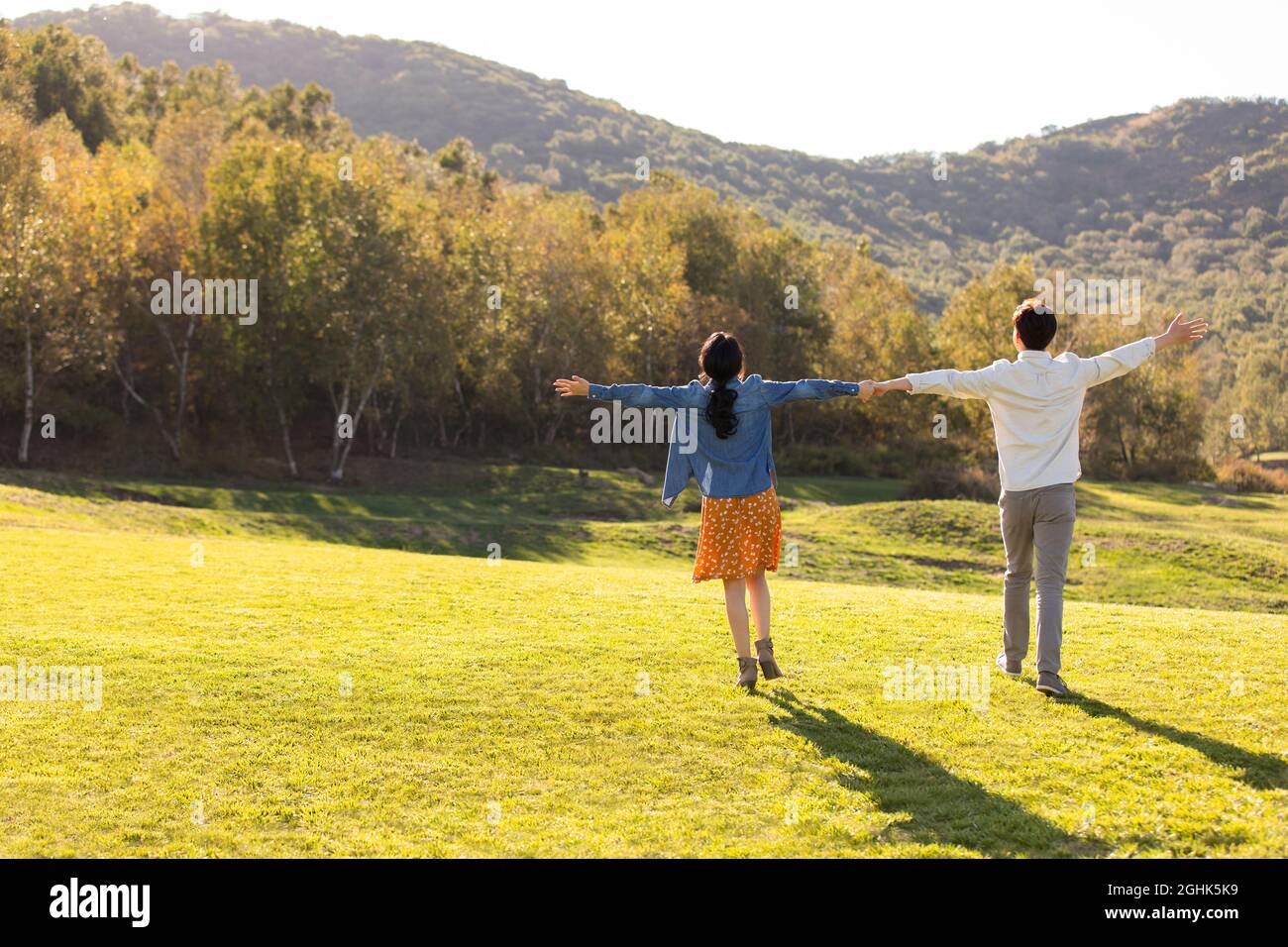 Back view couple walking arms hi-res stock photography and images - Alamy