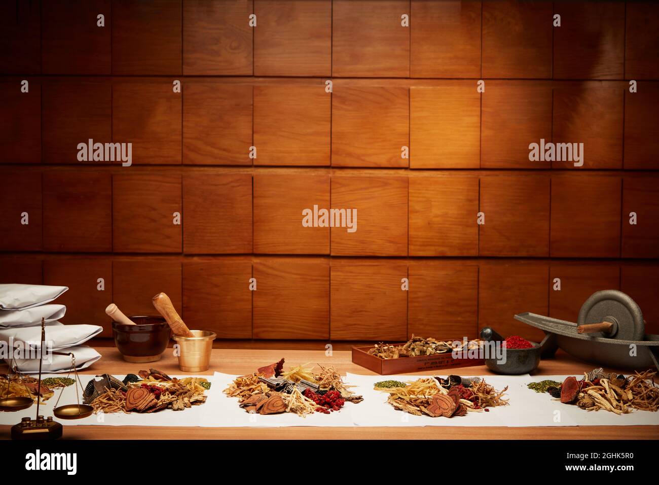 Traditional chinese herbal medicine hi-res stock photography and images ...