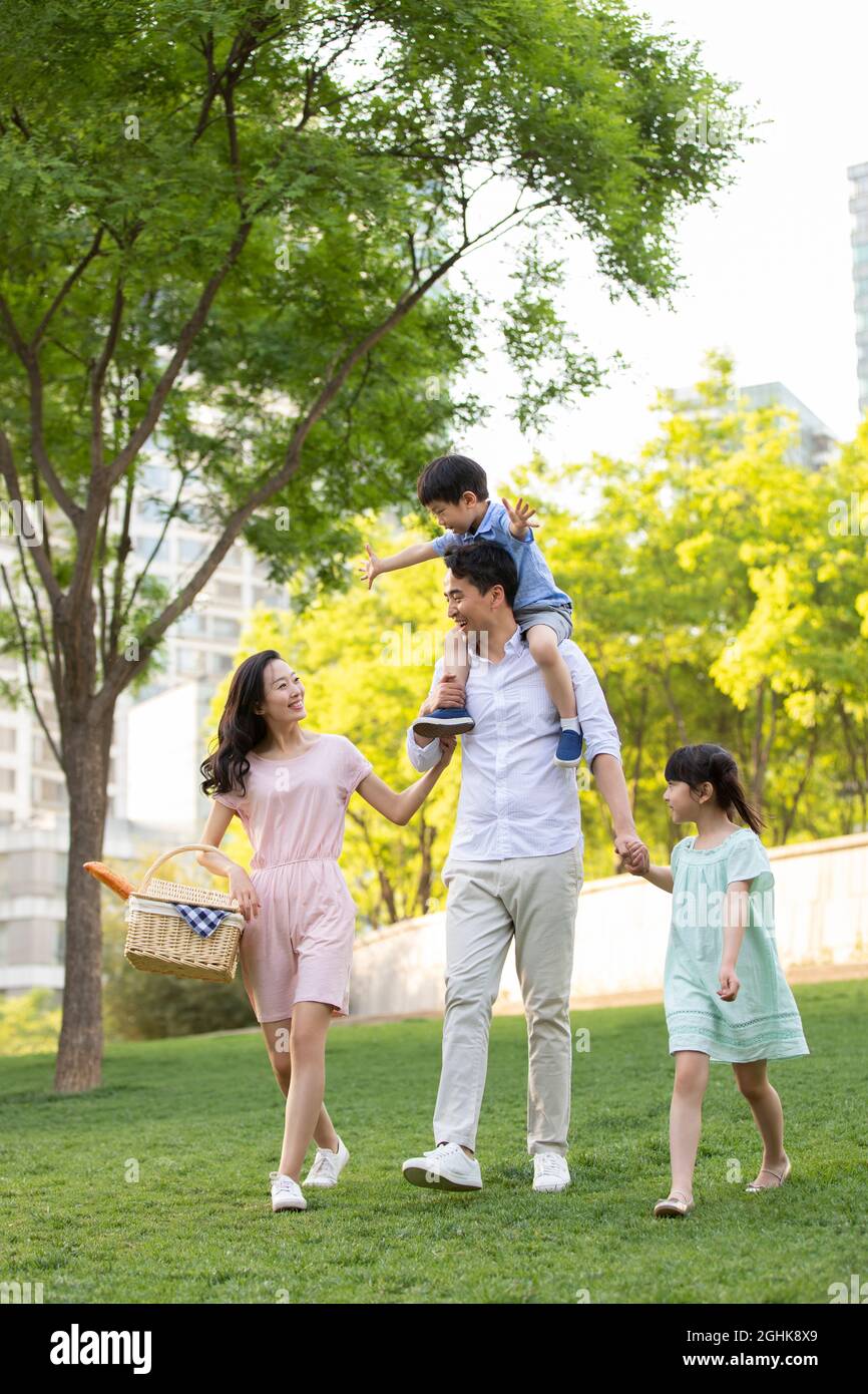 Family having picnic in park hi-res stock photography and images - Alamy