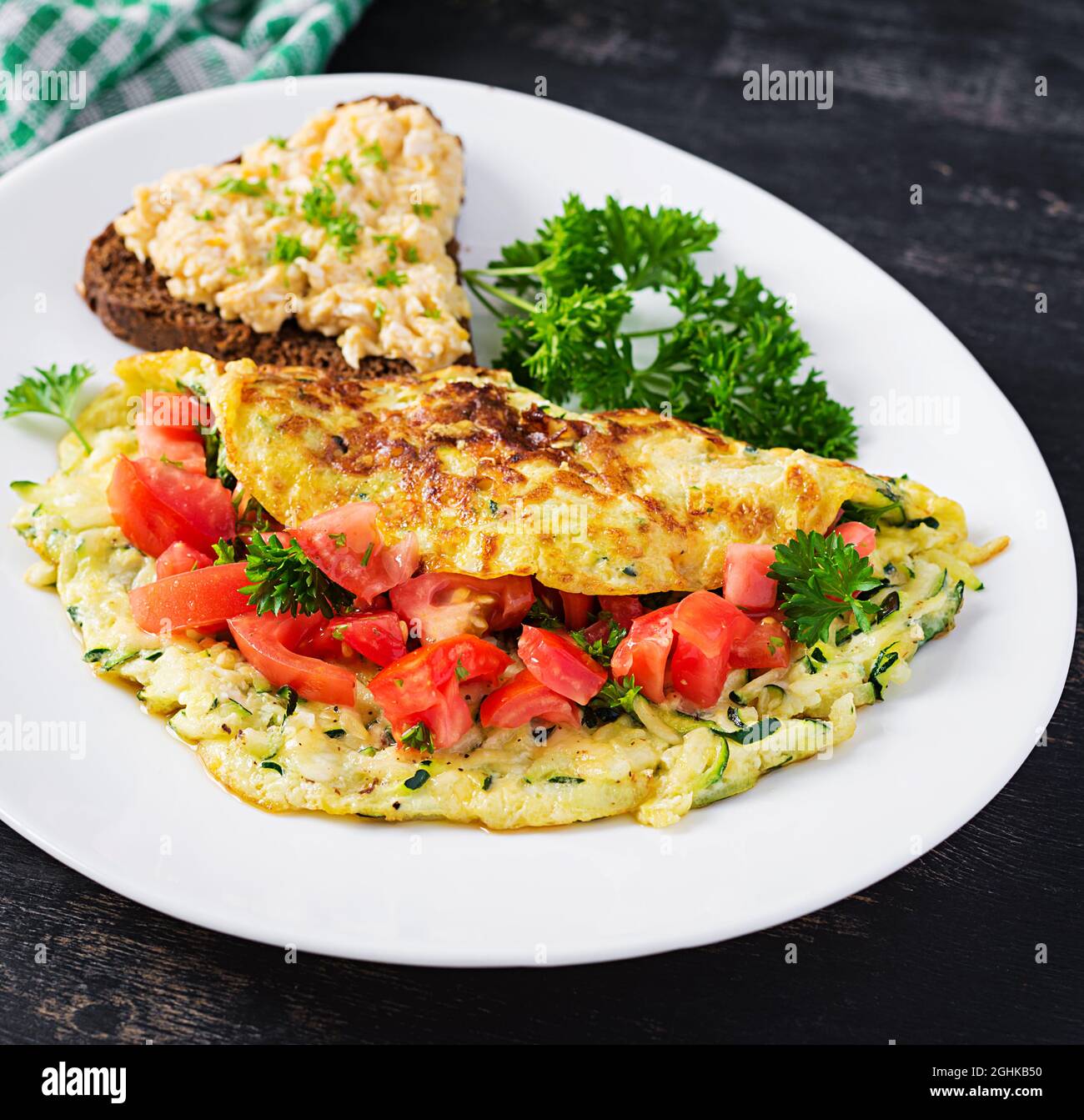 яичница с колбасой. омлет кальцоне. яичница скрэмбл с болгарским перцем. омлет с помидором и колбасой на сковороде с молоком пышный. фриттата с овощами и сыром.