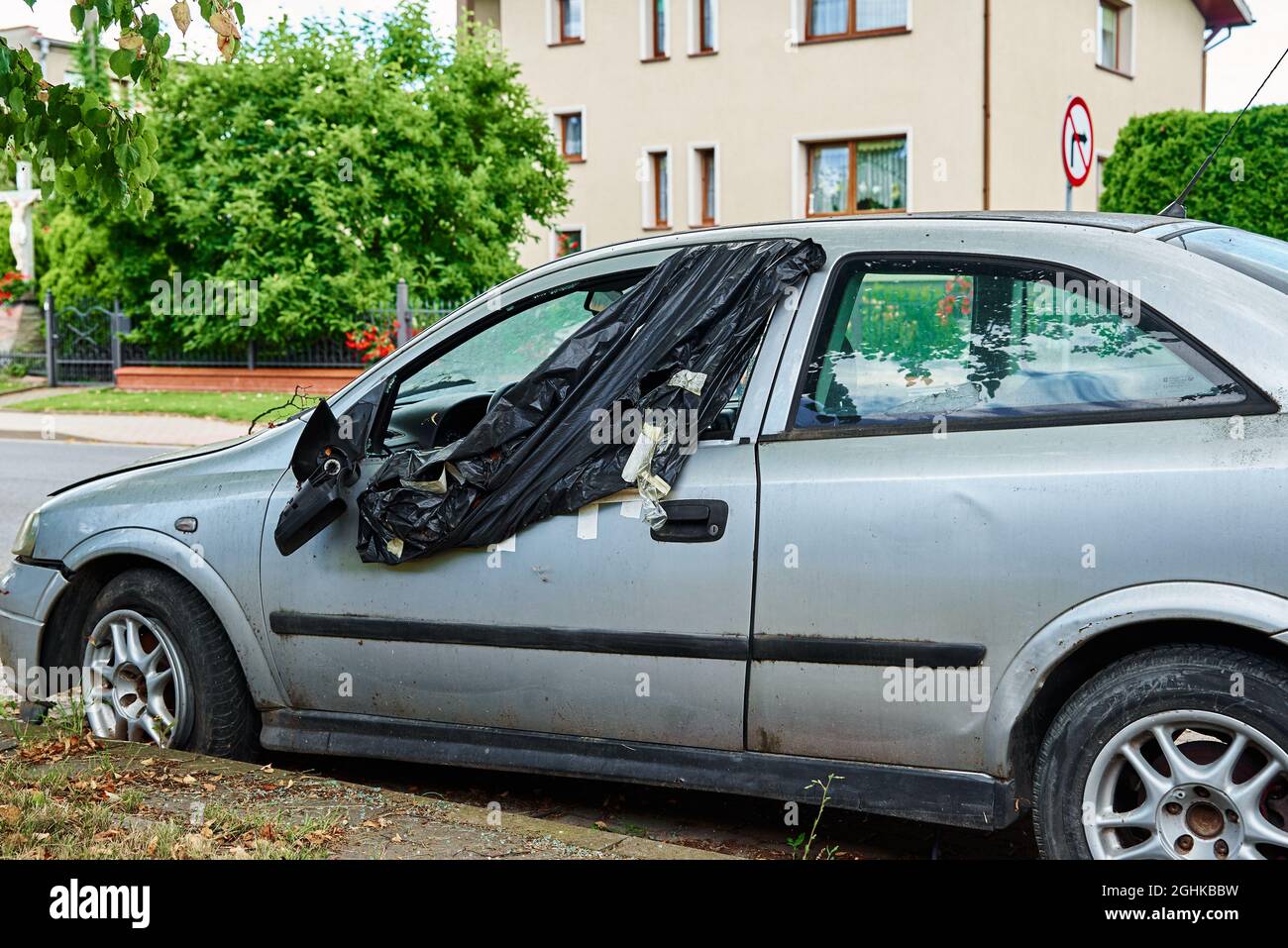 Broken car side view mirror hires stock photography and images Alamy