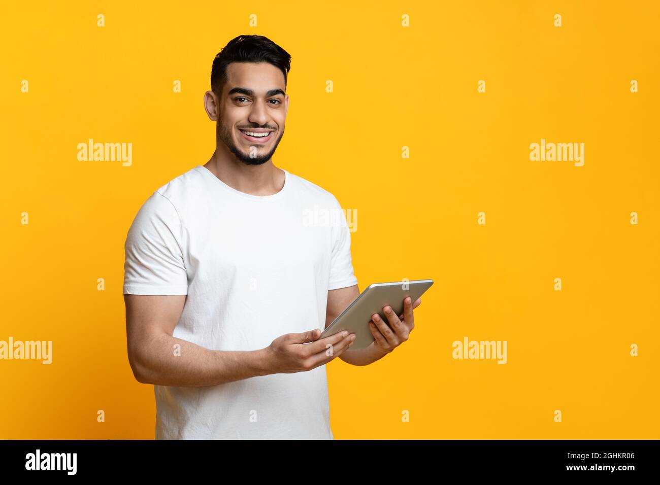 Cheerful smiling arab man hi-res stock photography and images - Alamy