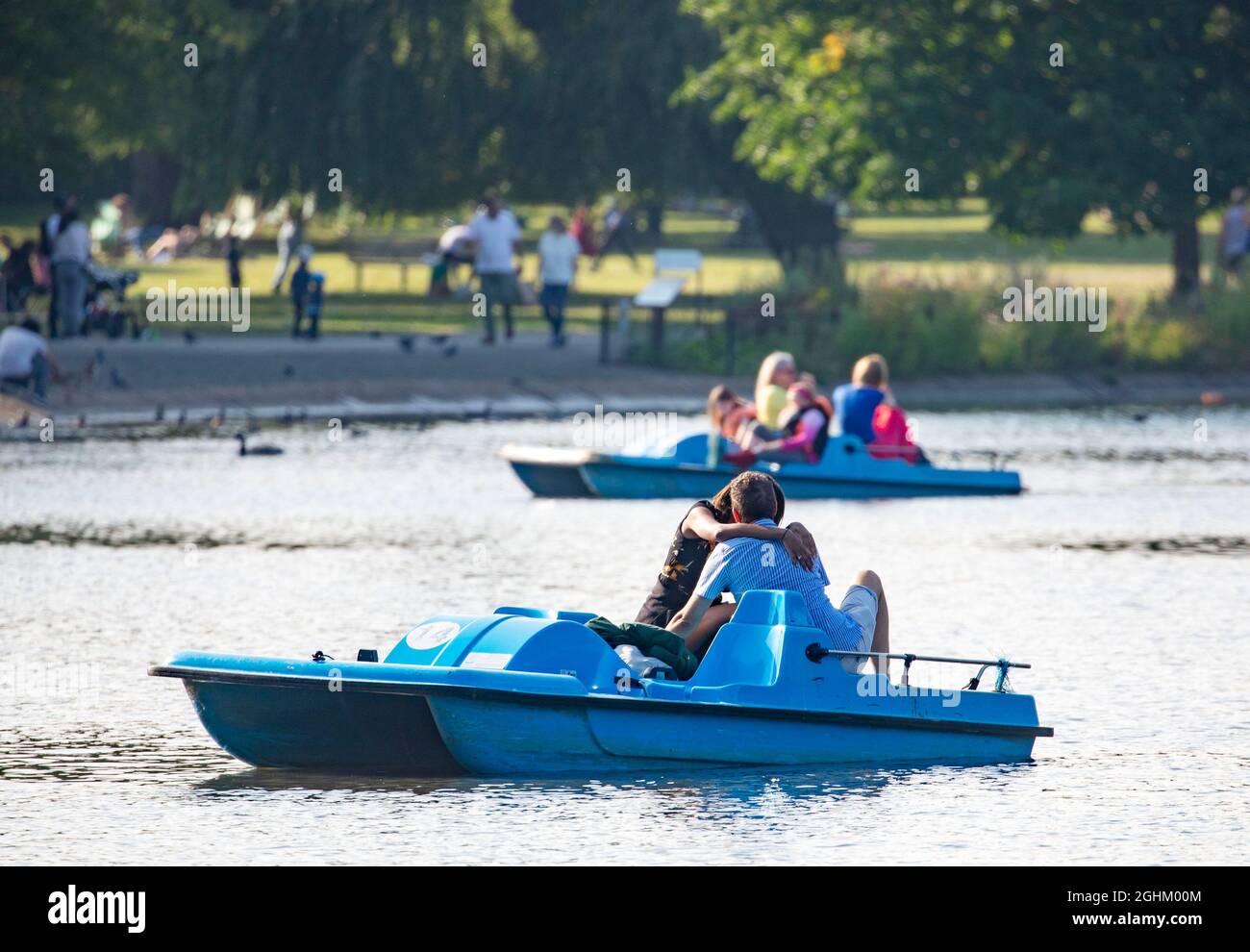 Pic shows:  Boating lake romance as  Hot late summer evening on last Sunday of the school holidays. 5.9.21  RegentÕs Park picnickers enjoyed the Kew W Stock Photo