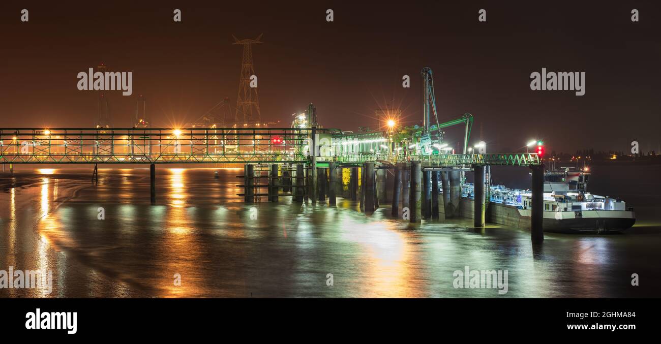 Large illuminated mooring pier in river Scheldt at nighttime, Port of ...