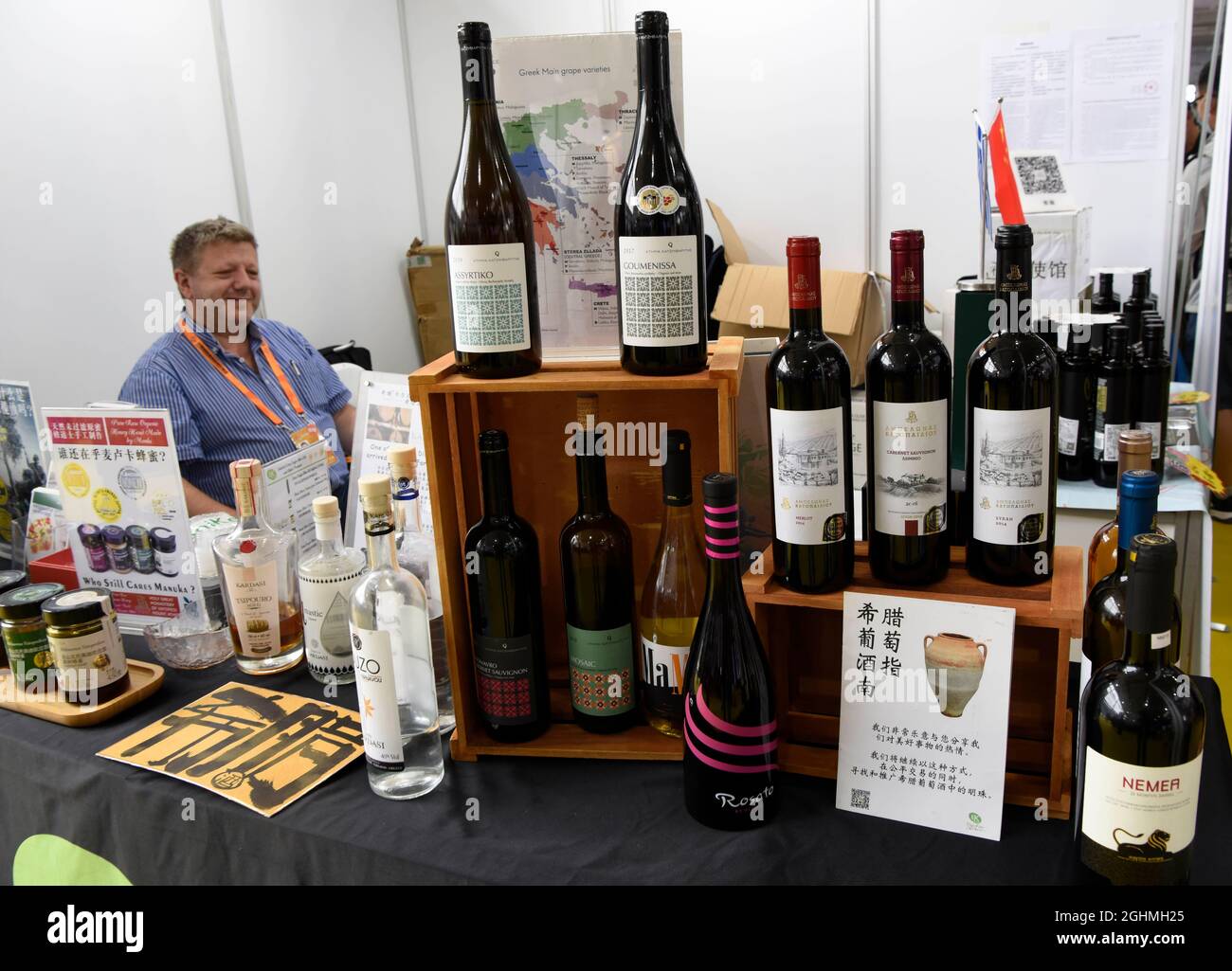 Goods displayed hi-res stock photography and images - Alamy