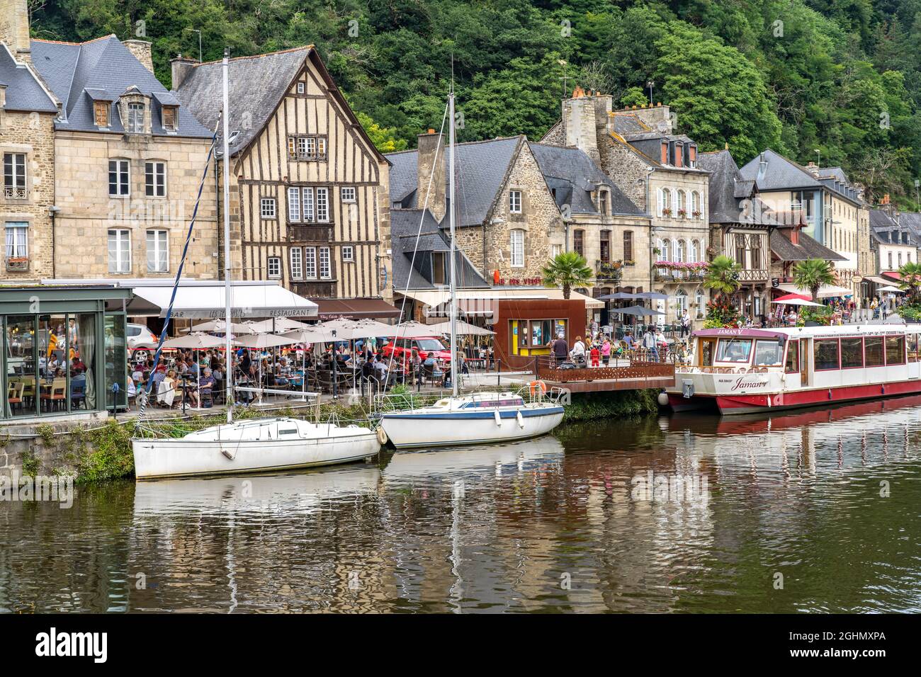 Der Hafen und mittelalterliche Gebäude am Fluss Rance in Dinan, Bretagne, Frankreich  |  Dinan Port and medieval  buildings on the Rance River, Dinan, Stock Photo