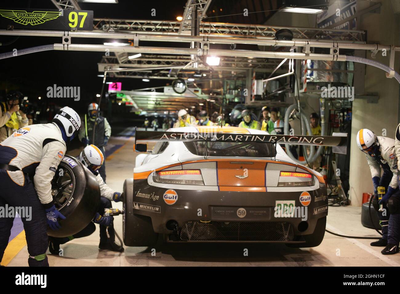 Pitstopp #97 Aston Martin Racing Aston Martin Vantage V8: Stefan MÂŸcke, Adrian Fernandez, Darren Turner 17.06.2012, Le Mans Race, FIA World Endurance Championship, Le Mans, France  Stock Photo