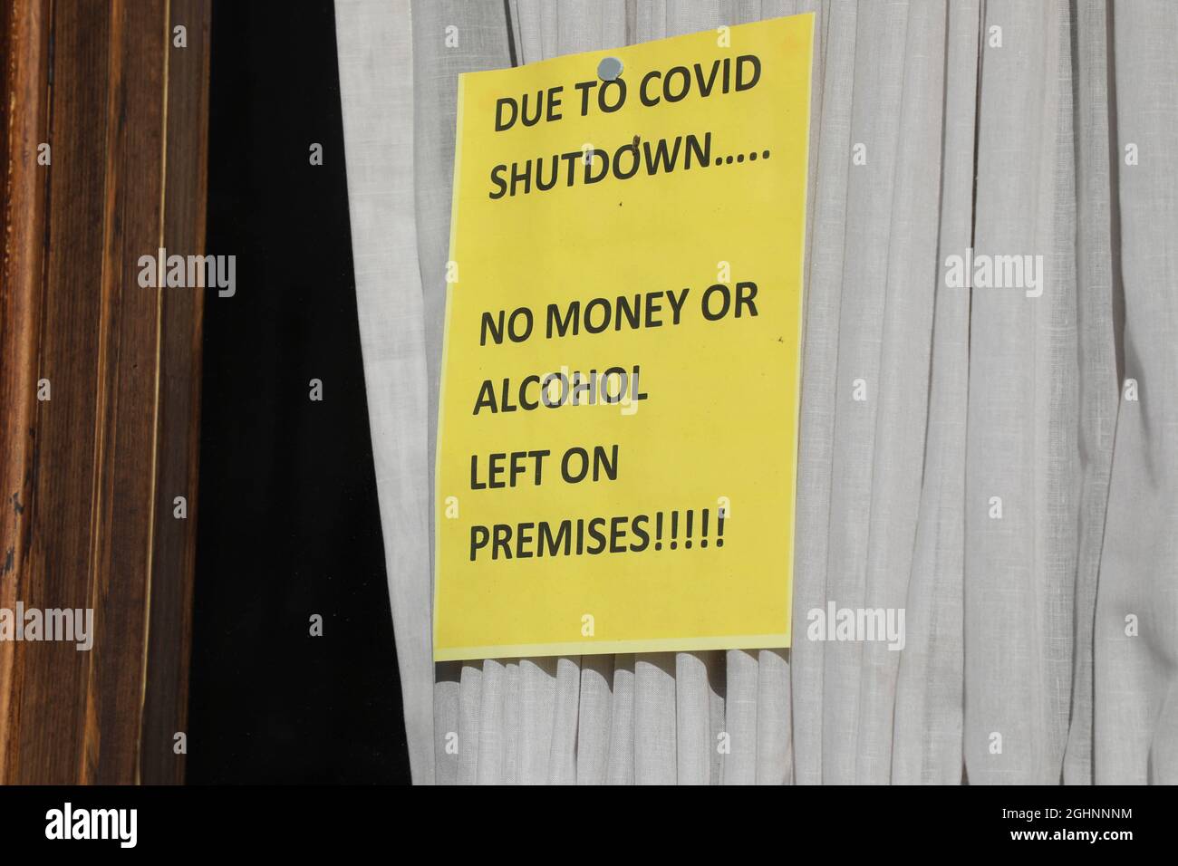 Sydney, Australia. 7th September 2021. A sign in the window of the Horse and Jockey Hotel, 70 Parramatta Road, Homebush saying, ‘due to covid shutdown…no money or alcohol left on premises!!!!’. Credit: Richard Milnes/Alamy Live News Stock Photo