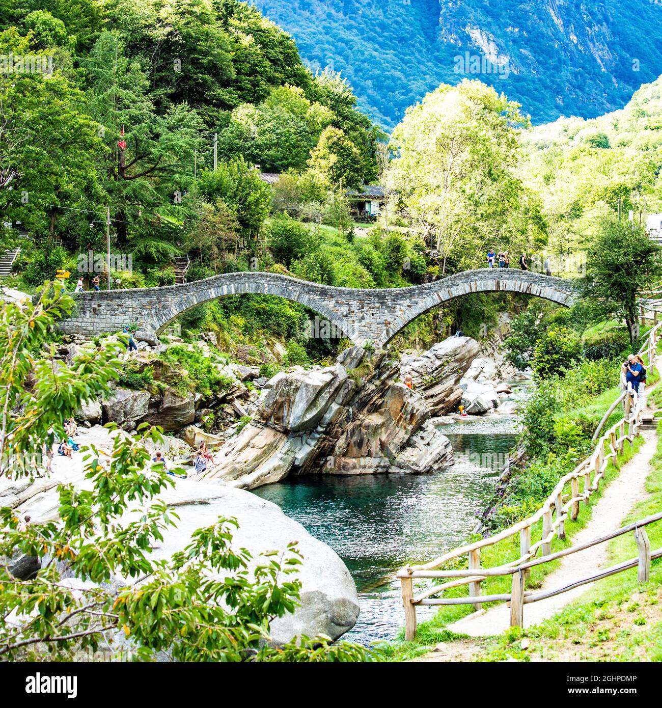 Ponte dei Salti - Römerbrücke Die Ponte dei Salti ist eine Fussgängerbrücke über die Verzasca in Lavertezzo im Schweizer Kanton Tessin. Die Steinbrück Stock Photo
