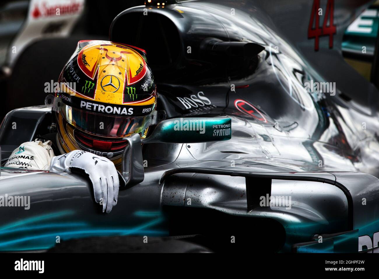 Race winner Lewis Hamilton (GBR) Mercedes AMG F1 W08 in parc ferme. 16. ...