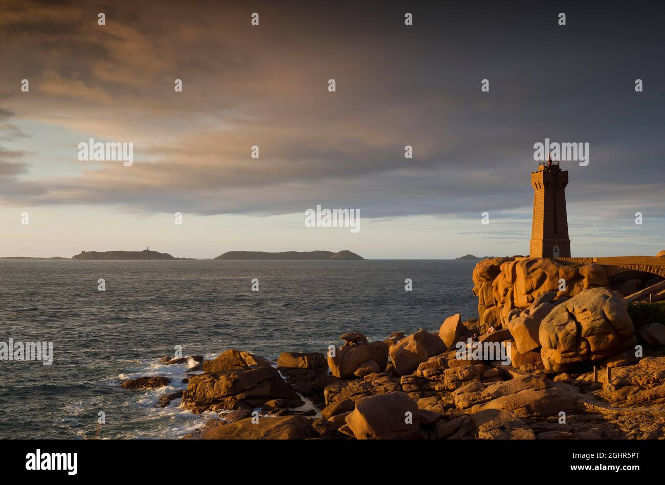 Phare de Ploumanac'h Lighthouse, Granite Rock, Ploumanac'h, Cote de Granit Rose, Cotes-d'Armor, Brittany, France Stock Photo