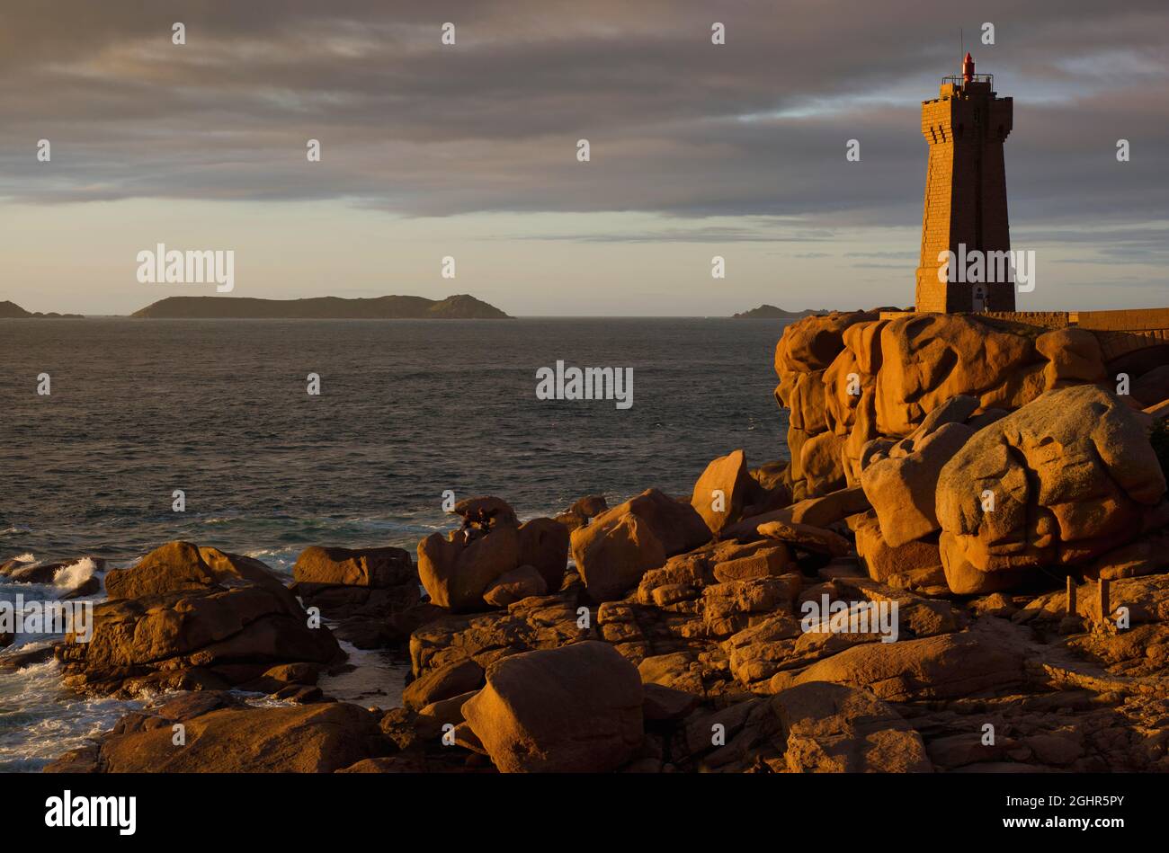 Phare de Ploumanac'h Lighthouse, Granite Rock, Ploumanac'h, Cote de Granit Rose, Cotes-d'Armor, Brittany, France Stock Photo