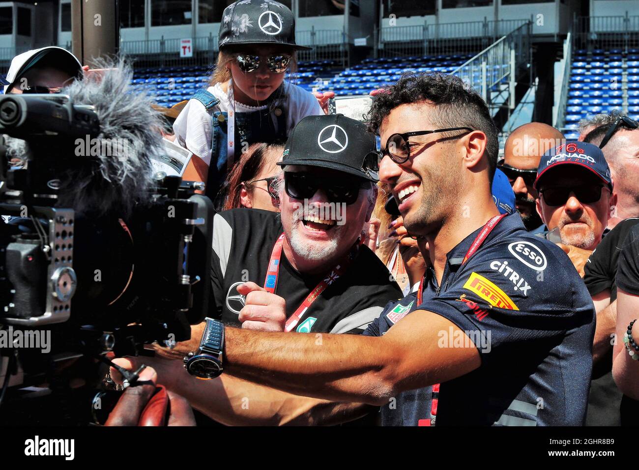 Daniel Ricciardo (AUS) Red Bull Racing with fans. 25.05.2018. Formula 1 ...