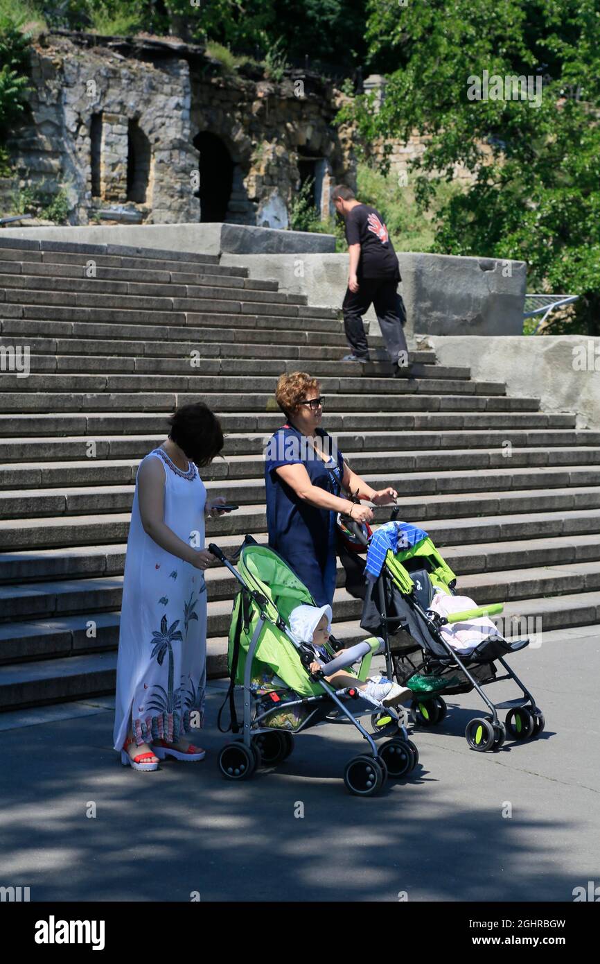Baby stroller store for stairs