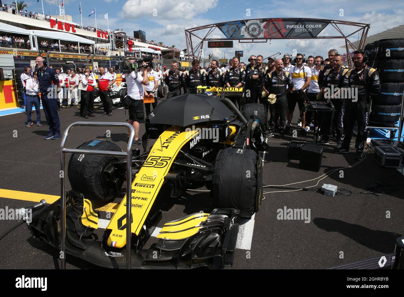 Renault f1 team mechanics on grid hi res stock photography and images Alamy
