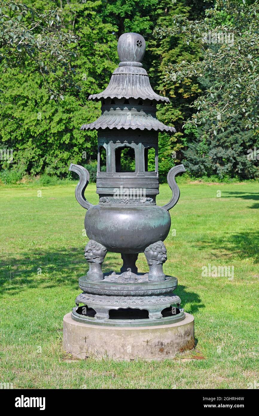 Chinese incense burner hires stock photography and images Alamy