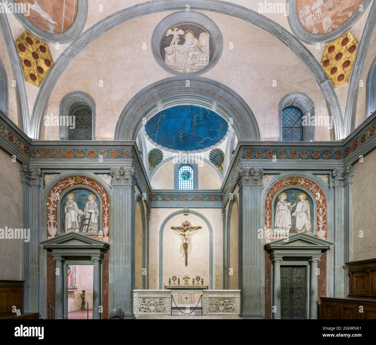 Central room with apse and altar, Sagrestia Vecchia, Old Sacristy, architect Filippo Brunelleschi, Renaissance, Basilica di San Lorenzo, Florence Stock Photo